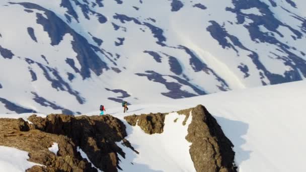 Klättring team på Alaska bergskedja — Stockvideo