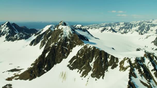 Escarpadas montañas cubiertas de nieve en Alaska — Vídeos de Stock