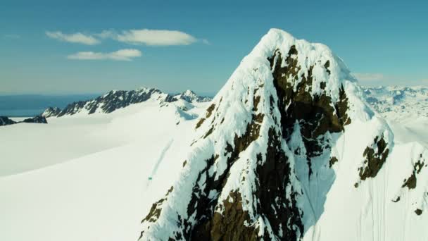 Rocas congeladas y montañas cubiertas de nieve — Vídeos de Stock