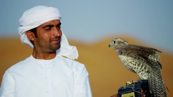 Árabe vestindo dishdasha com falcão treinado — Vídeo de Stock