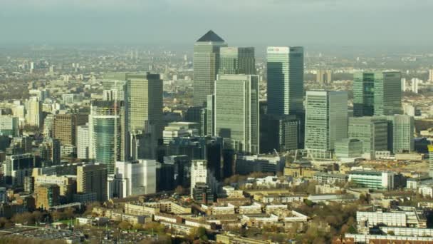 Wieżowce w dzielnicy Canary Wharf w Londynie — Wideo stockowe