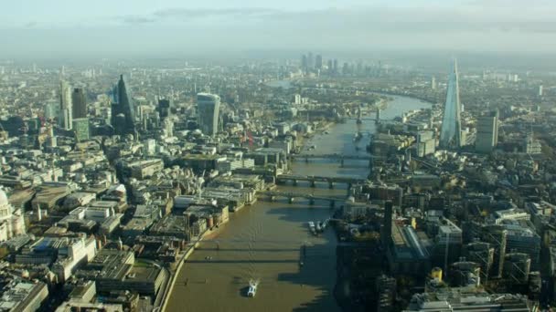 Rio Tâmisa por edifícios em Londres — Vídeo de Stock