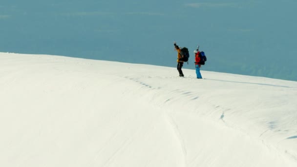 Escaladores en montañas cubiertas de nieve — Vídeos de Stock