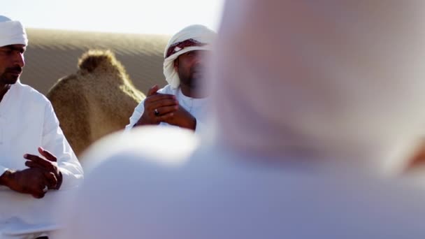 Proprietários de camelos no comboio do deserto — Vídeo de Stock