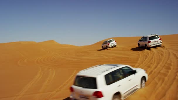 Deserto Safari veículos duna bashing — Vídeo de Stock