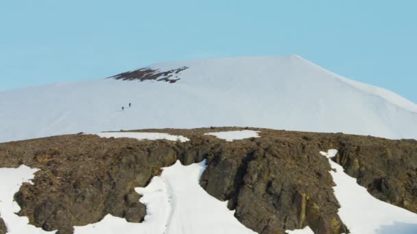 Bergbeklimmers op een sneeuw overdekte berg — Stockvideo