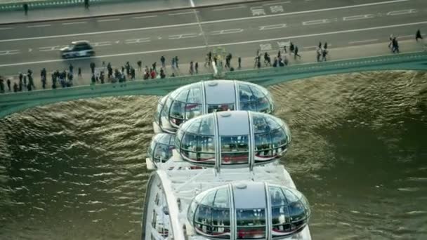 Peulen op de London Eye en de rivier de Theems — Stockvideo