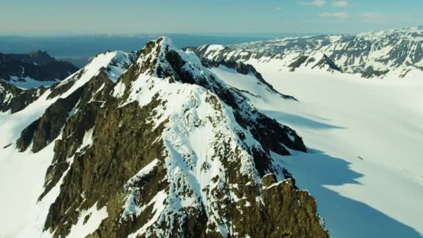 Snötäckta bergstoppar, Alaska — Stockvideo