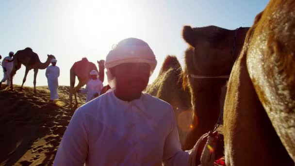 Propietarios de camellos en convoy desierto — Vídeo de stock