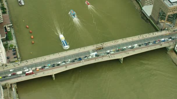 在伦敦的泰晤士河上的小船 — 图库视频影像