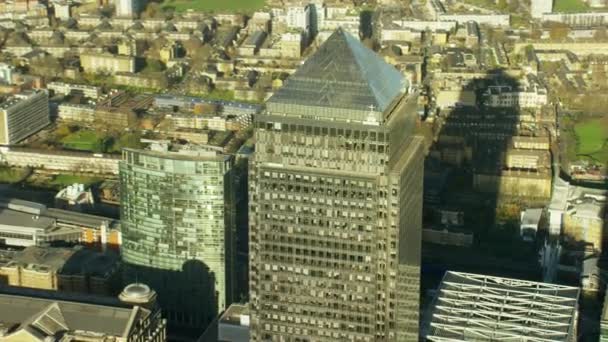 Edifícios no distrito financeiro de Canary Wharf, Londres — Vídeo de Stock