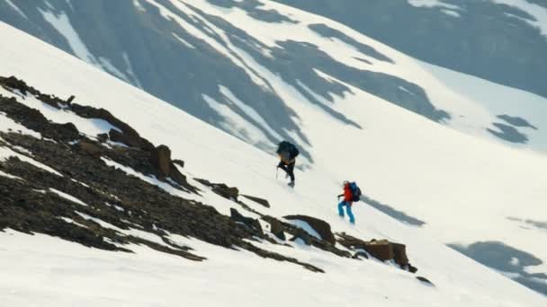 Bergbeklimmers op een sneeuw overdekte berg — Stockvideo