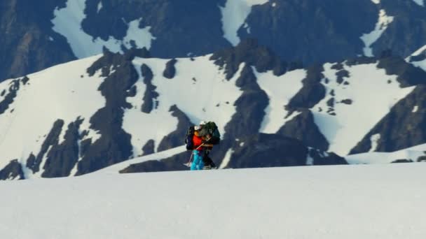 Alpinisti su una montagna innevata — Video Stock