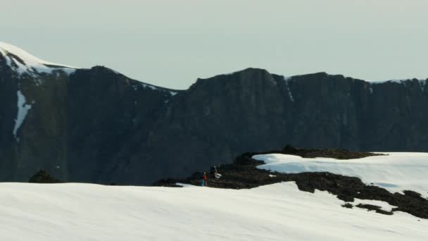 Wspinaczy przekraczania śniegiem pokryte pasmo górskie — Wideo stockowe