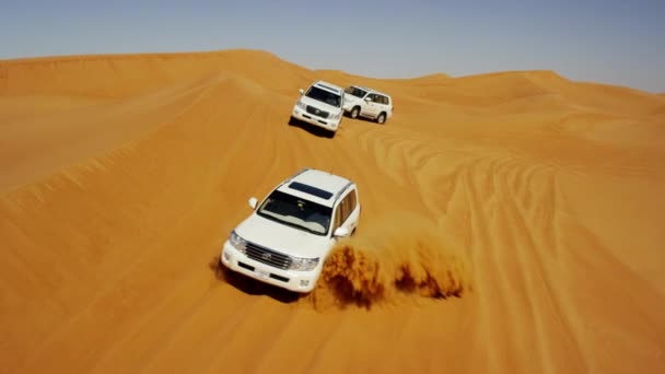 Vehículos que conducen por las arenas del desierto de Dubái — Vídeos de Stock