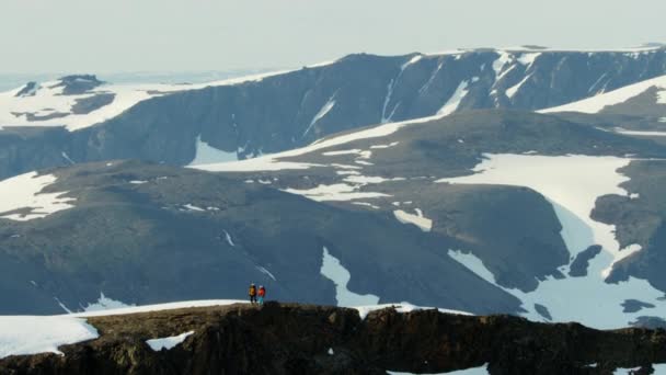 Bergsteigerteam auf der Alaska-Bergkette — Stockvideo