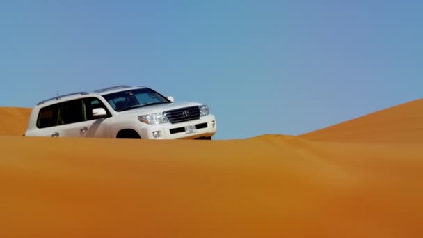 Fordon kör över Dubai Desert sand — Stockvideo