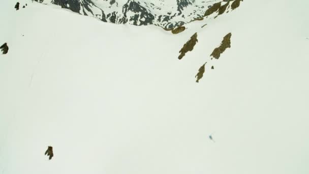 Escarpadas montañas cubiertas de nieve en Alaska — Vídeo de stock