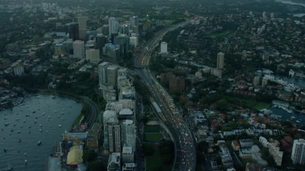 Gebouwen en snelweg van Sydney — Stockvideo