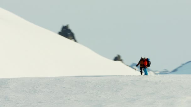 Montanhistas em uma montanha coberta de neve — Vídeo de Stock