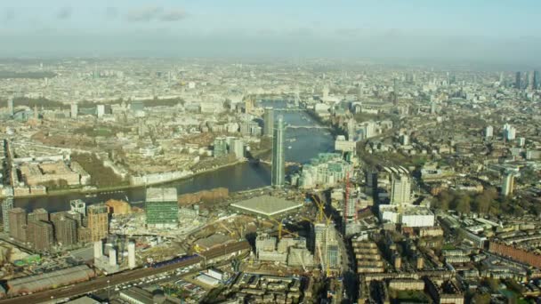 Río Támesis y la ciudad de Londres — Vídeo de stock