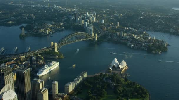 Sydney Harbor Bridge e Opera House — Vídeo de Stock