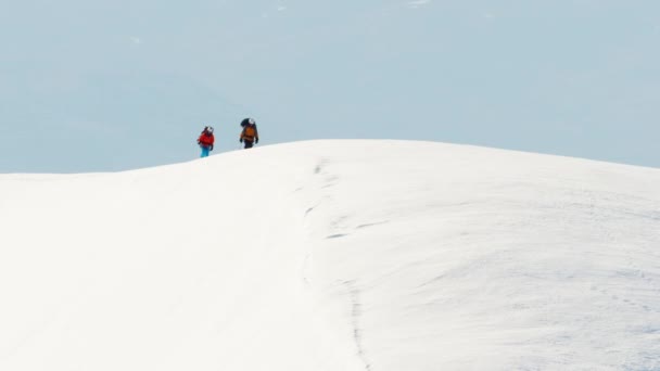 Альпинисты, пересекающие снежную горную цепь — стоковое видео