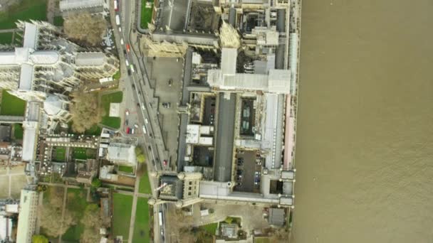 El río Támesis por los edificios de la ciudad en Londres — Vídeos de Stock