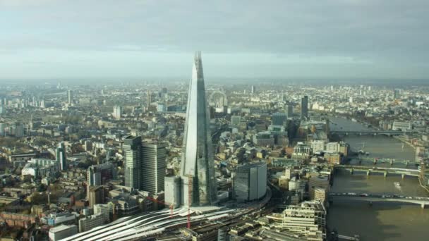 Themse und Scherben-Wolkenkratzer in London — Stockvideo