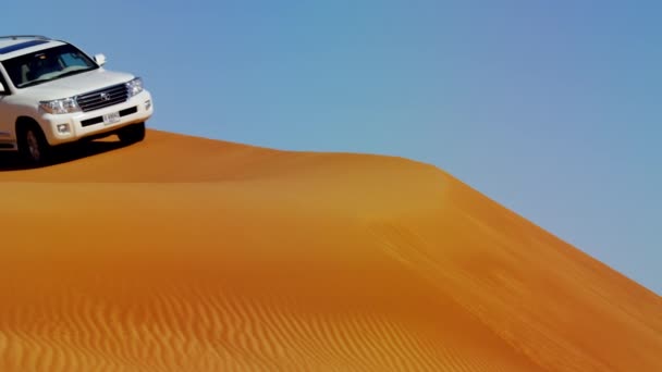 Поездка по песчаной дюне в пустыне Дубай, Аравия — стоковое видео