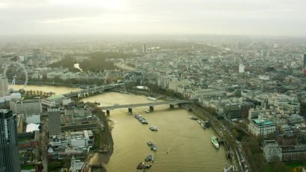 Water verkeer op de rivier de Theems in Londen — Stockvideo