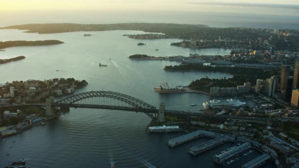 Sydney Harbor Bridge a na Circular Quay — Stock video