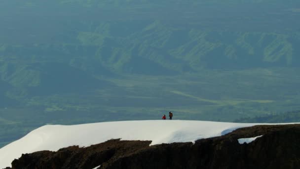 Hegymászók átkelés a hó borított hegylánc — Stock videók