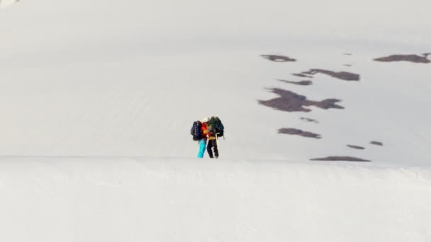 Gente escalando una montaña cubierta de nieve — Vídeos de Stock