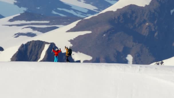 Сходження команда Аляски гірський хребет — стокове відео