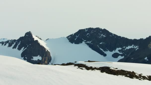 Montañistas en una montaña cubierta de nieve — Vídeos de Stock