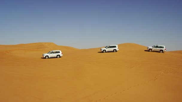 Veículos do deserto duna bashing — Vídeo de Stock