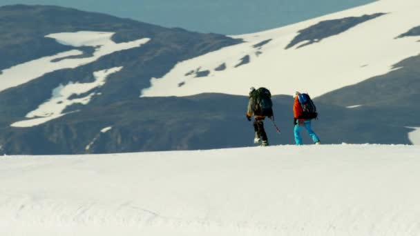 雪の覆われた山に登山 — ストック動画
