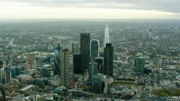 Edificios modernos de rascacielos en Londres — Vídeo de stock