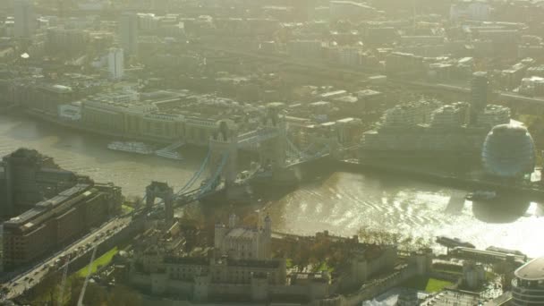 Tower Bridge przez rzeką Tamizą, Anglia — Wideo stockowe