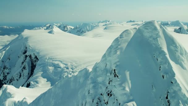 Нерівні гори льодовикові на Алясці — стокове відео