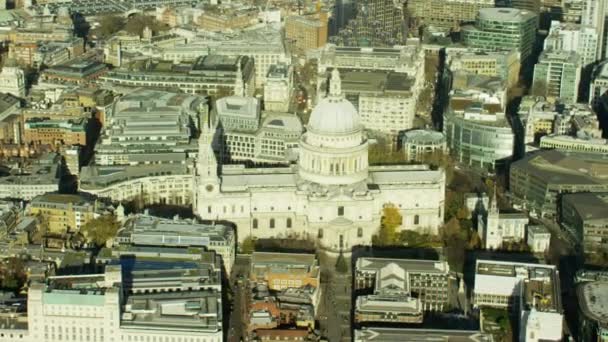 Byggnad av St Paul's Cathedral i London — Stockvideo