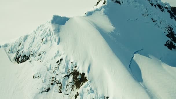 Picos de montaña cubiertos de nieve, Alaska — Vídeo de stock