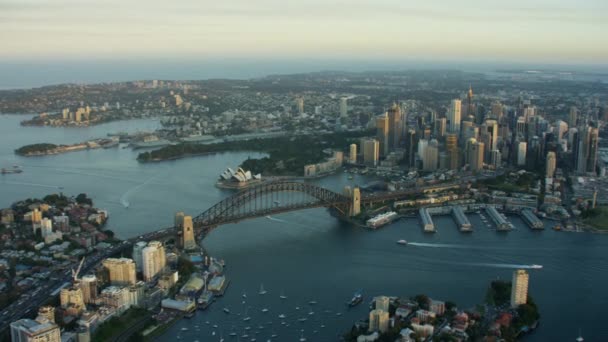 Budovy a Sydney Harbor Bridge — Stock video