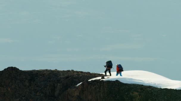 Montañistas en una montaña cubierta de nieve — Vídeo de stock