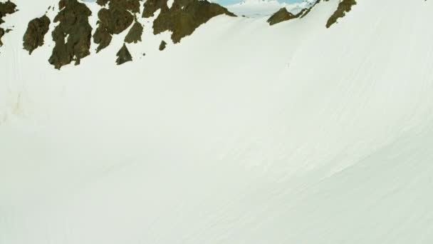 冷凍岩と雪に覆われた山々 — ストック動画