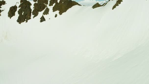 Rocas congeladas y montañas cubiertas de nieve — Vídeos de Stock