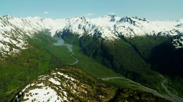 Kar kaplı dağlar Kachemak Bay arkasında — Stok video