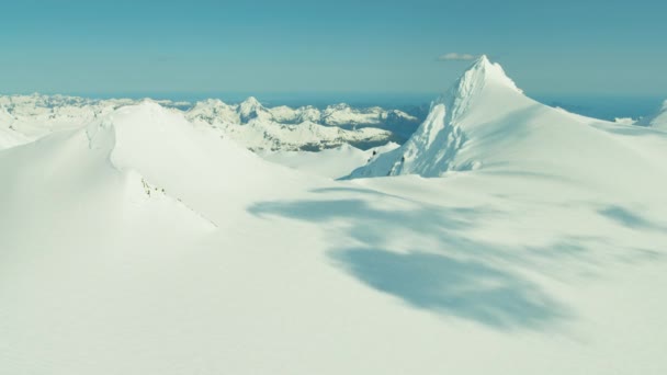 在阿拉斯加崎岖冰川覆盖的山峦 — 图库视频影像