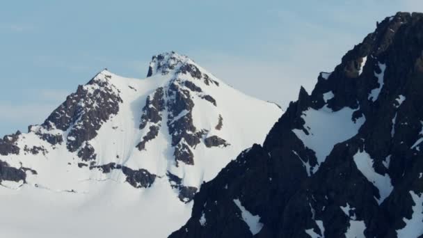 Rocas congeladas y montañas cubiertas de nieve — Vídeos de Stock